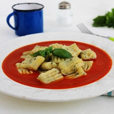 Bazsalikomos gnocchi zelleres paradicsomszósszal