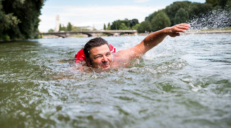 Benjamin mindennap úszva teszi meg a távot /Fotó:AFP