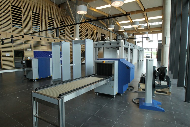 Według przewidywań w 2016 roku na lotnisku znajdzie zatrudnienie około 110 osób. Natomiast do 2020 roku liczba zatrudnionych zwiększy się do 200 osób, wliczając w to służby graniczne oraz obsługę lotniska. <br><br>(tw/ukit) PAP/Tomasz Waszczuk