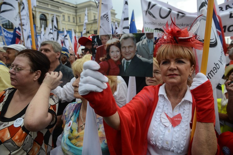Uczestnicy marszu KOD w Warszawie. Marsz, pod hasłem 