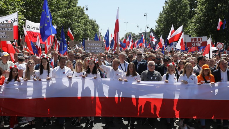 Przewodniczący PO Donald Tusk (C), prezydent Warszawy Rafał Trzaskowski (4L) i były prezydent Lech Wałęsa (5P) na czele Marszu 4 Czerwca w Warszawie