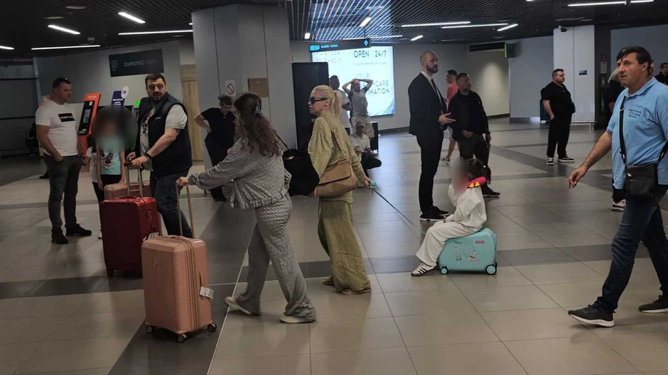 Nataša Bekvalac sa ćerkom na aerodromu