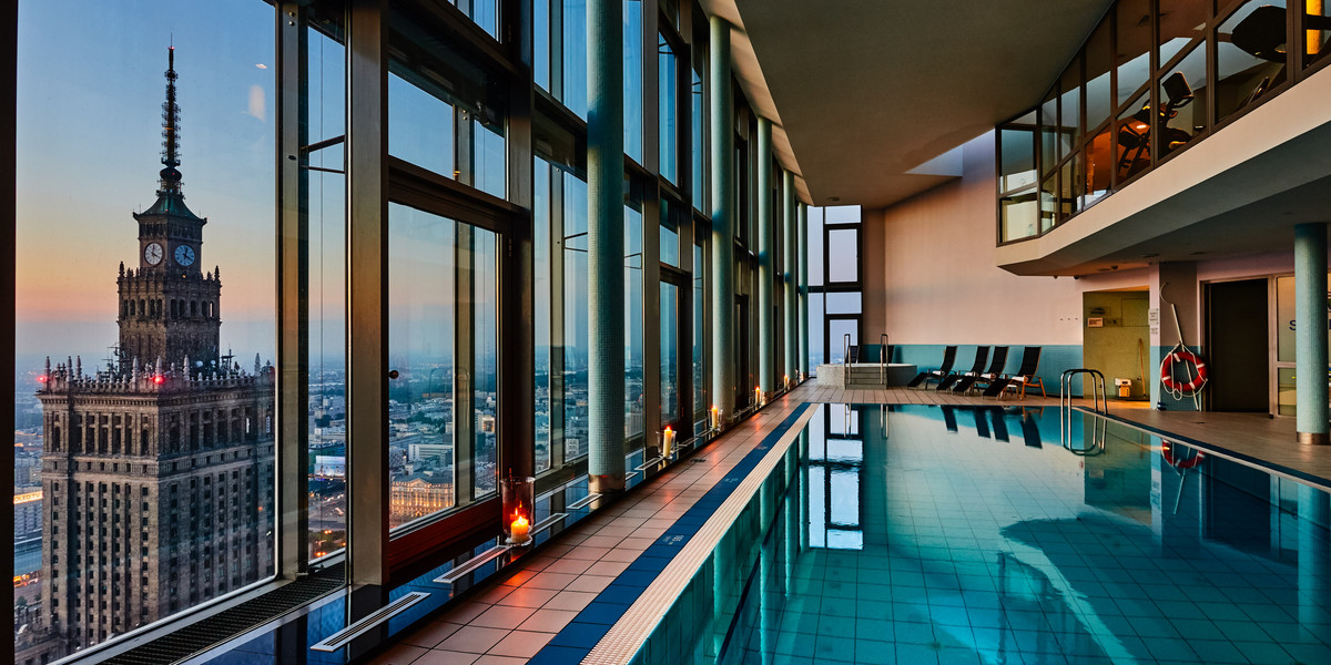 Podczas tegorocznych wakacji dwuosobowe apartamenty w drogich hotelach w Polsce kosztują nawet 2 tys. zł za dobę. Na zdjęciu hotel Intercontinental w Warszawie.