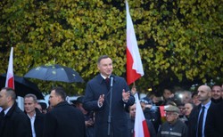 Duda: Demokracja w Polsce czuje się bardzo dobrze. Na spotkanie z prezydentem przyszli też zwolennicy KOD