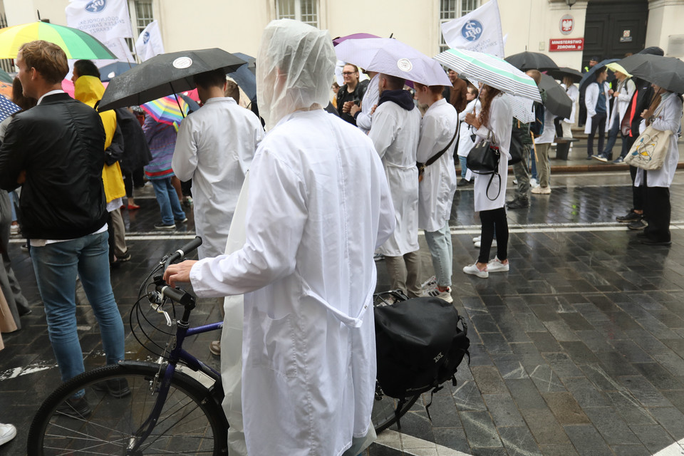 Trwa protest lekarzy przed siedzibą Ministerstwa Zdrowia