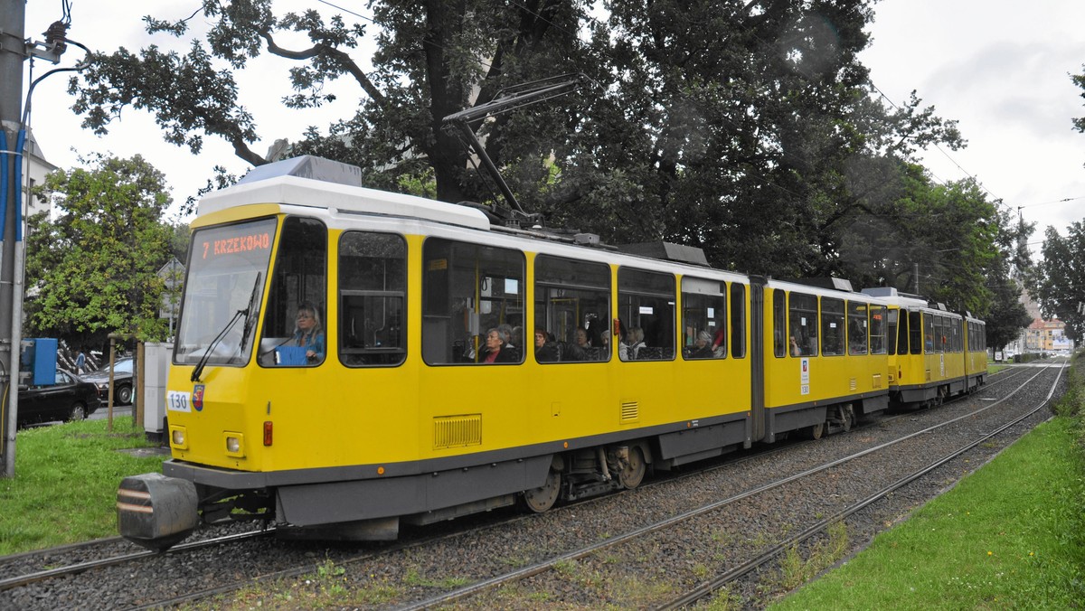 Ponad 273 mln zł przeznaczy Szczecin na modernizację torowisk tramwajowych i zajezdni. W piątek podpisano pierwsze umowy rozpoczynające cykl inwestycji w rozwój sieci tramwajowej w mieście.