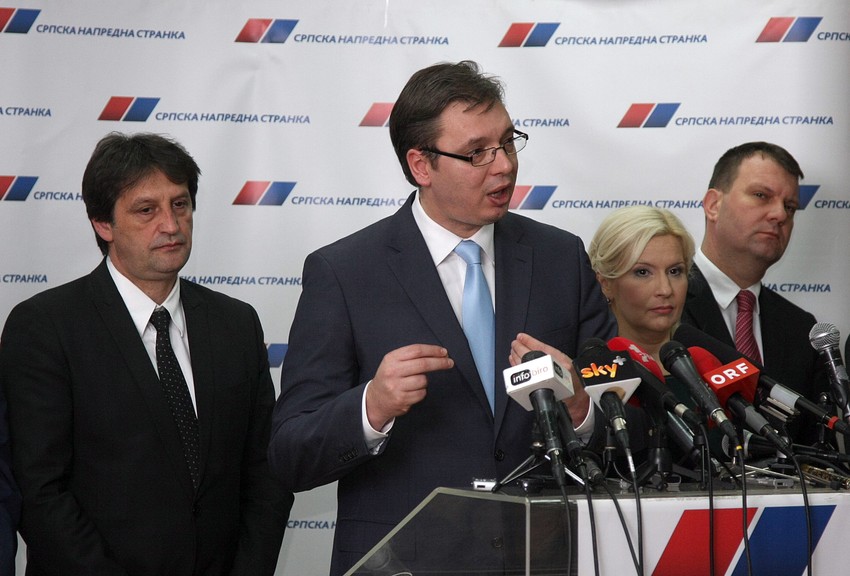 Vučić je najavio da će uvesti porez na zarade političarima