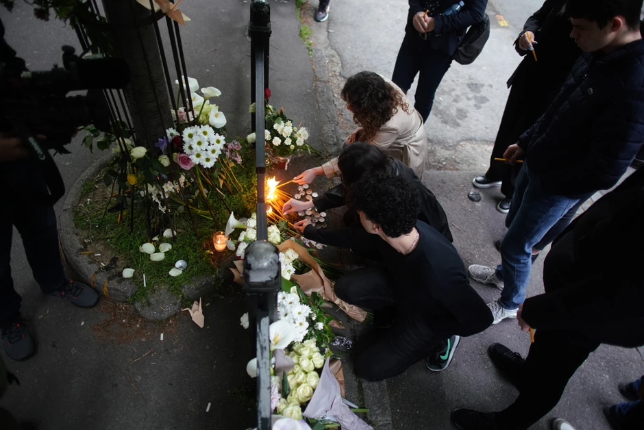 Građani pale sveće ispred škole gde su ubijeni učenici i čuvar