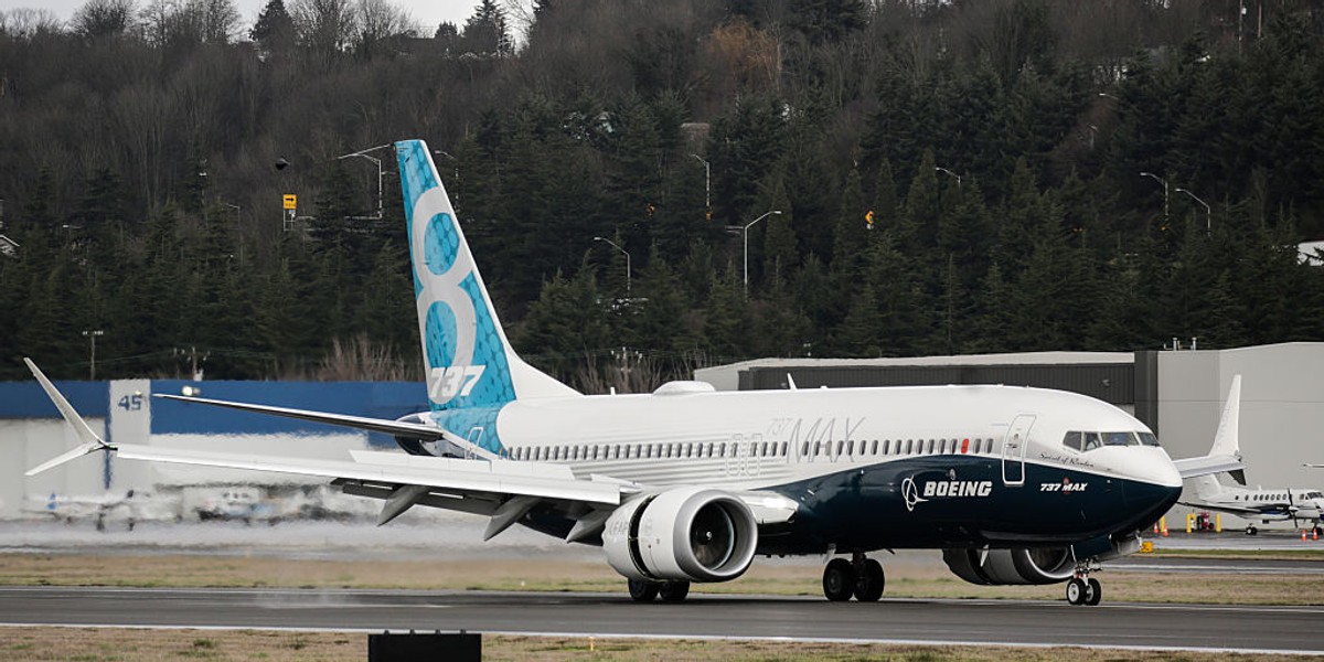 Boeing 737 MAX 8 był zapowiedzią większego komfortu dla pasażerów i oszczędności dla linii lotniczych. Po dwóch katastrofach w ciągu niespełna pół roku podważył zaufanie zarówno do amerykańskiego przemysłu lotniczego, jak i do systemu nadzoru. Nie jest znana data ponownego dopuszczenia tych maszyn do latania.