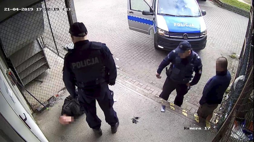 Brutalna interwencja w Białymstoku. Jeden z policjantów wrócił do pracy