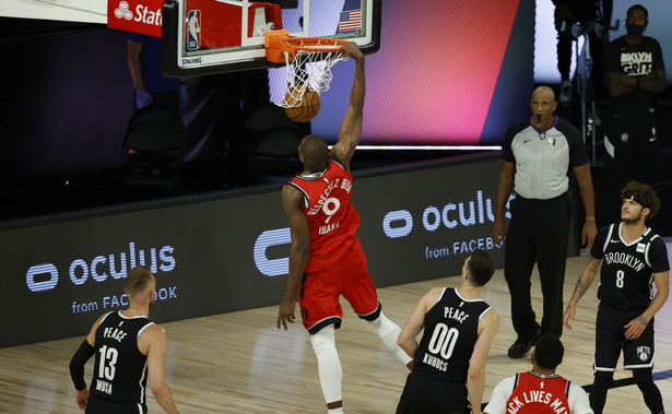 epa08617196 Toronto Raptors center Serge Ibaka (C) dunks the ball for two points against the Brooklyn Nets during the second half of the NBA basketball first-round playoff game three at the ESPN Wide World of Sports Complex in Kissimmee, Florida, USA, 21 August 2020. EPA/JOHN G. MABANGLO SHUTTERSTOCK OUT Dostawca: PAP/EPA.