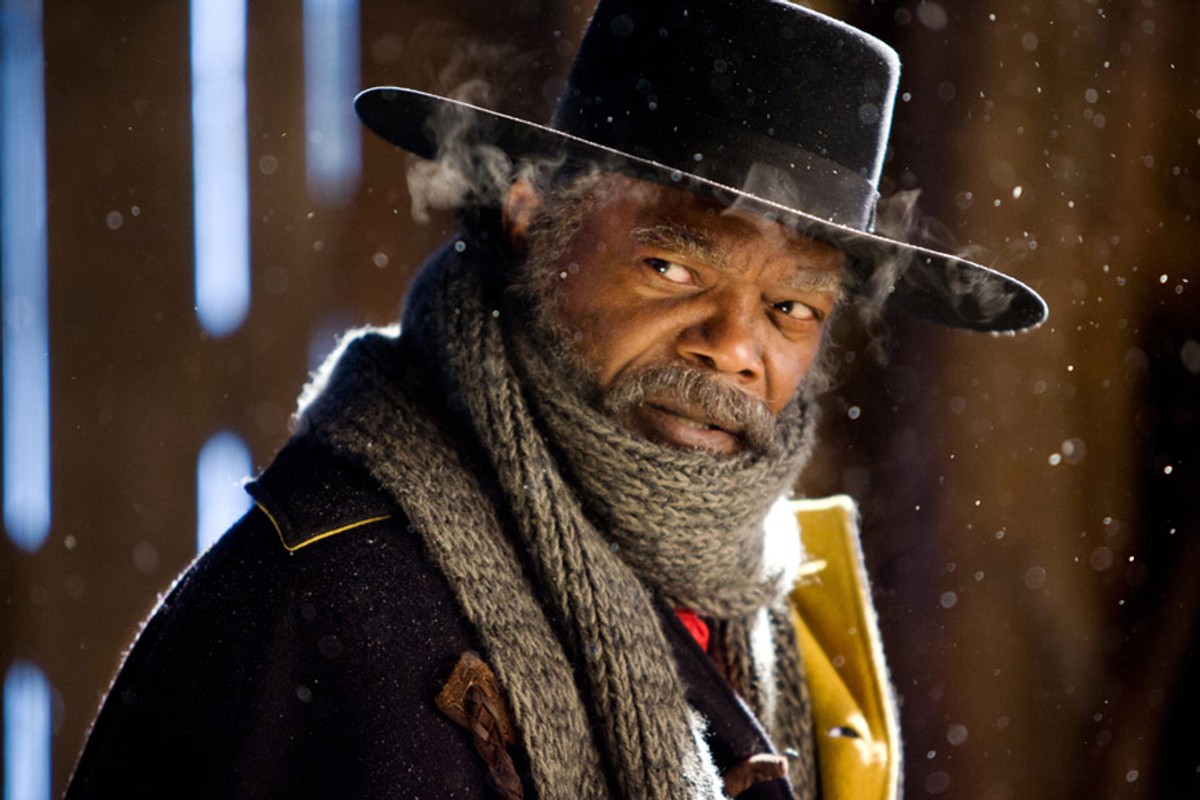 "Nienawistna ósemka", reż. Quentin Tarantino [Kandydat do Oscara w 3 kategoriach w tym za najlepsze zdjęcia] Akcja filmu "The Hateful Eight" rozgrywa się w zimowej scenerii stanu Wyoming, "sześć albo osiem albo dwanaście" lat po zakończeniu wojny secesyjnej. Bohaterami są łowca głów John Ruth (Kurt Russell) oraz jego więzień - Daisy Domergue (Jennifer Jason Leigh), kobieta, która ma zostać wkrótce powieszona. Po drodze para spotka majora Marquisa Warrena (Samuel L. Jackson) i renegata z Południa Chrisa Mannixa (Walton Goggins), który uzurpuje sobie stanowisko szeryfa, a także pewnego żołnierza, który teraz też zaczął zajmować się ściganiem wyjętych spod prawa. Polska premiera: 15 stycznia 2016 [opis dystrybutora]