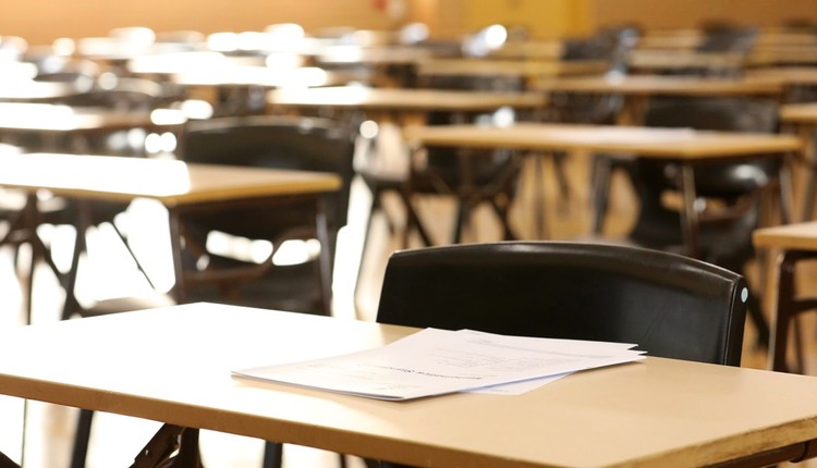 Start egzaminów próbnych CKE. Ósmoklasiści i maturzyści usiądą do arkuszy