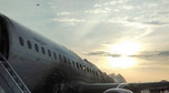 Wrak samolotu Suchoj Superjet 100 na płycie lotniska Szermetiewo