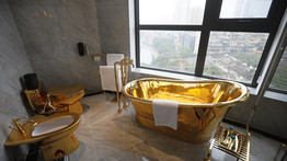 Elképesztő luxus: még a WC is aranyból van ebben a szállodában – galéria