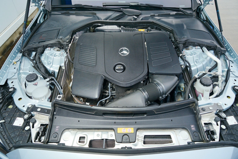 Mercedes klasy C kombi 2022 - elastyczny silnik 1.5 z miękką hybrydą 48 V powyżej 5 tys. obrotów robi się głośny.