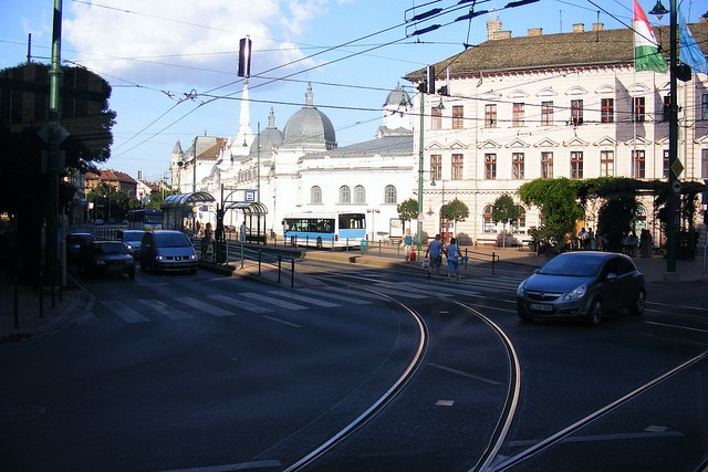 12. Wielka Równina Południowa na Węgrzech (Dél-Alföld) – regionalny PKB per capita w PPS sięgał tu 10 400 euro. To 42 proc. średniej dla 27 krajów Unii Europejskiej. Region obejmuje trzy okręgi: Bács-Kiskun, Békés i Csongrád. Stolicą regionu jest Segedyn, trzecie największe miasto Węgier. Segedyn jest kulinarnym ośrodkiem kraju. Między innymi stąd pochodzi najlepsza węgierska kiełbasa salami. W okolicach miasta uprawia się paprykę – narodową przyprawę Węgier. Na zdjęciu: Segedyn, autor: HatM, CC BY-NC-SA 2.0.