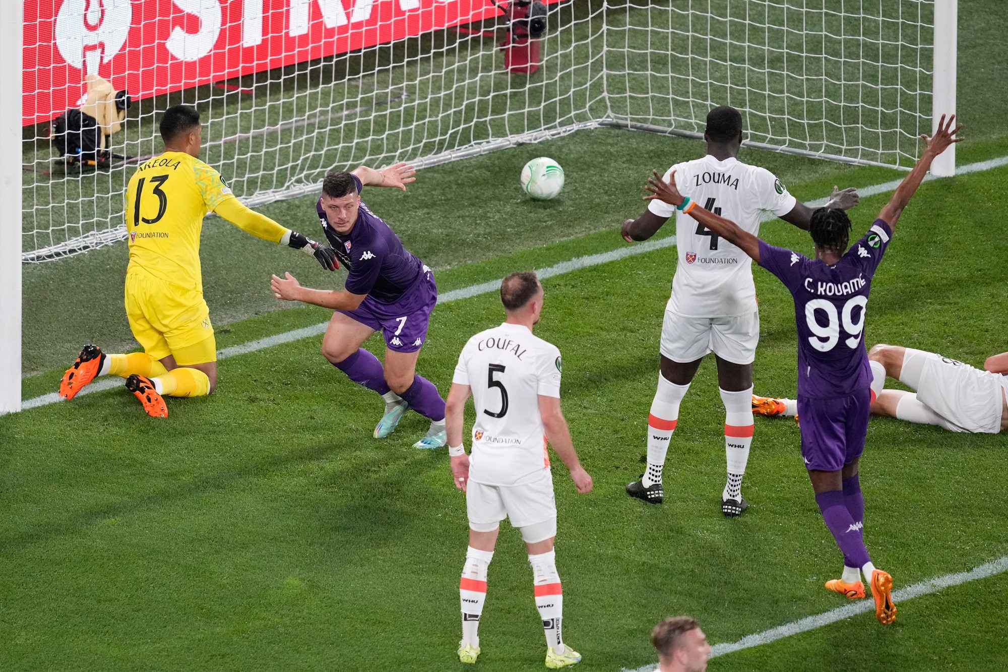 Európska konferenčná liga: ACF Fiorentina – West Ham United (finále).