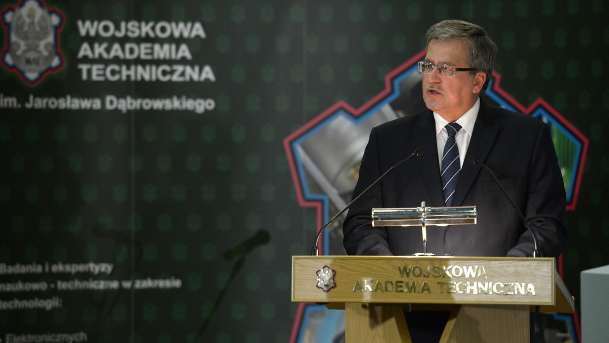 Trzeba przywrócić szkolnictwo wojskowe armii w o wiele większym stopniu niż to ma miejsce dzisiaj - powiedział prezydent Bronisław Komorowski, który we wtorek wziął udział w inauguracji roku akademickiego w Wojskowej Akademii Technicznej w Warszawie.