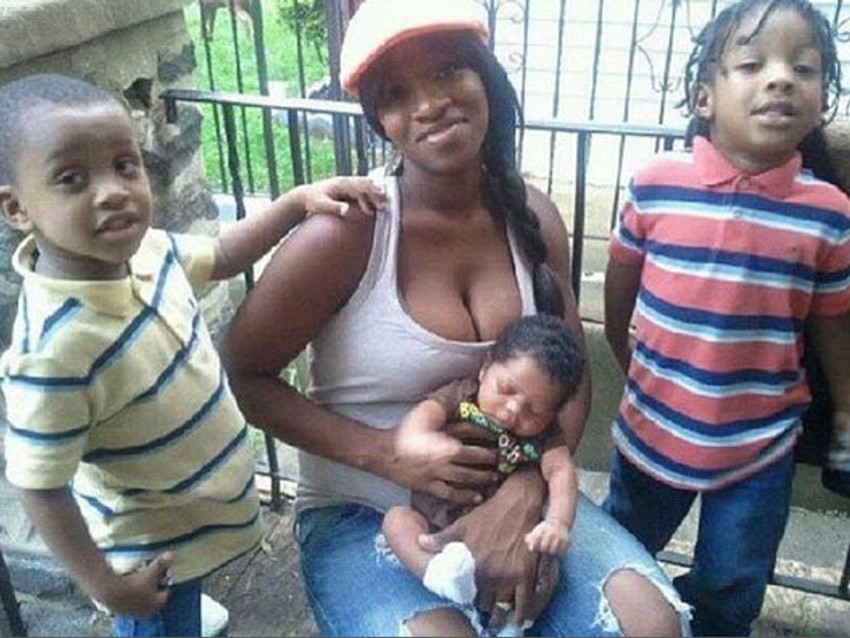 Samara Benks sa trojicom sinova (s leva): Sadimom (4), Sasinom (23 meseca) i Sajonom (5). Samo je Sajon čudom preživeo užasnu nesreću