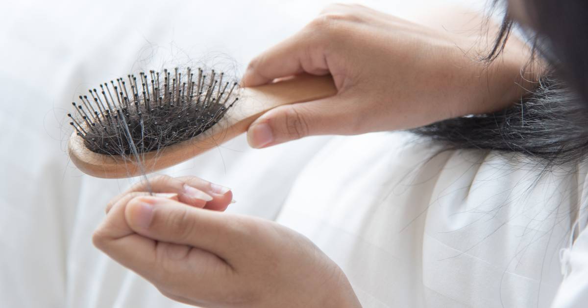 Obejrzyj swoją szczotkę do włosów. jeżeli znajdziesz na niej tę rzecz, od razu ją wyszoruj