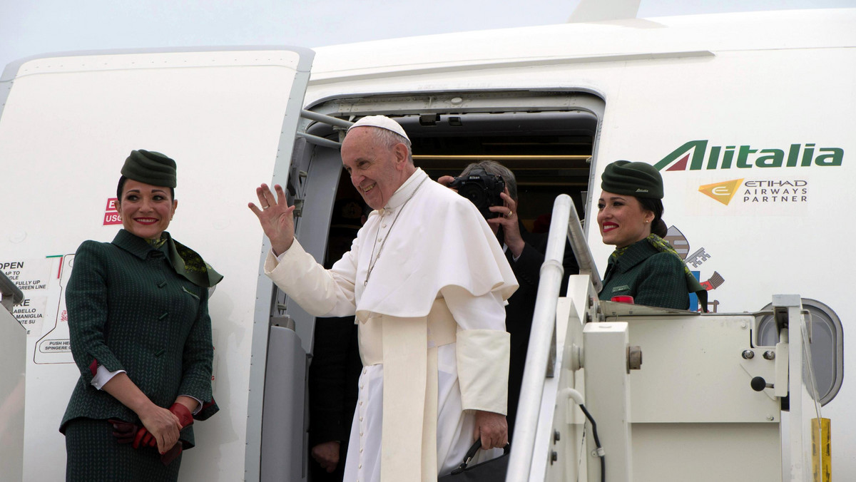 Papież Franciszek przybył dziś do Egiptu z wizytą, która potrwa ponad dobę. Samolot z papieżem, jego współpracownikami i kilkudziesięcioma dziennikarzami na pokładzie wylądował na lotnisku w Kairze, gdzie obowiązują maksymalne środki bezpieczeństwa.