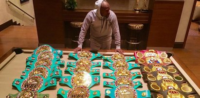 Floyd Mayweather Jr pokazał wszystkie swoje pasy!