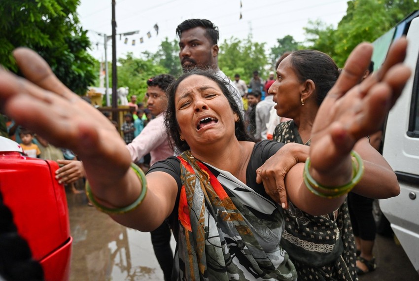 Porodice žrtava skrhane nakon avionske nesreće u Indiji