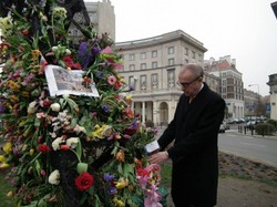Ambasador z kwiatami przy tęczy. Na Twitterze wrze: Ja pier....