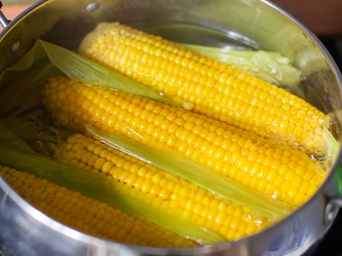 Boiled,Corn,On,The,Cob,,Saucepan,With,Boiling,Water,,Close-up.