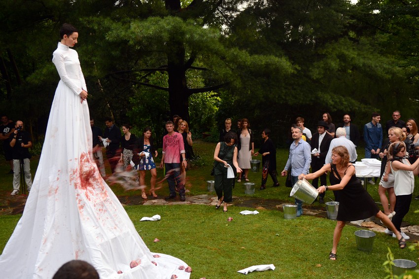 Performans u rezidenciji ambasade Švajcarske u Beogradu