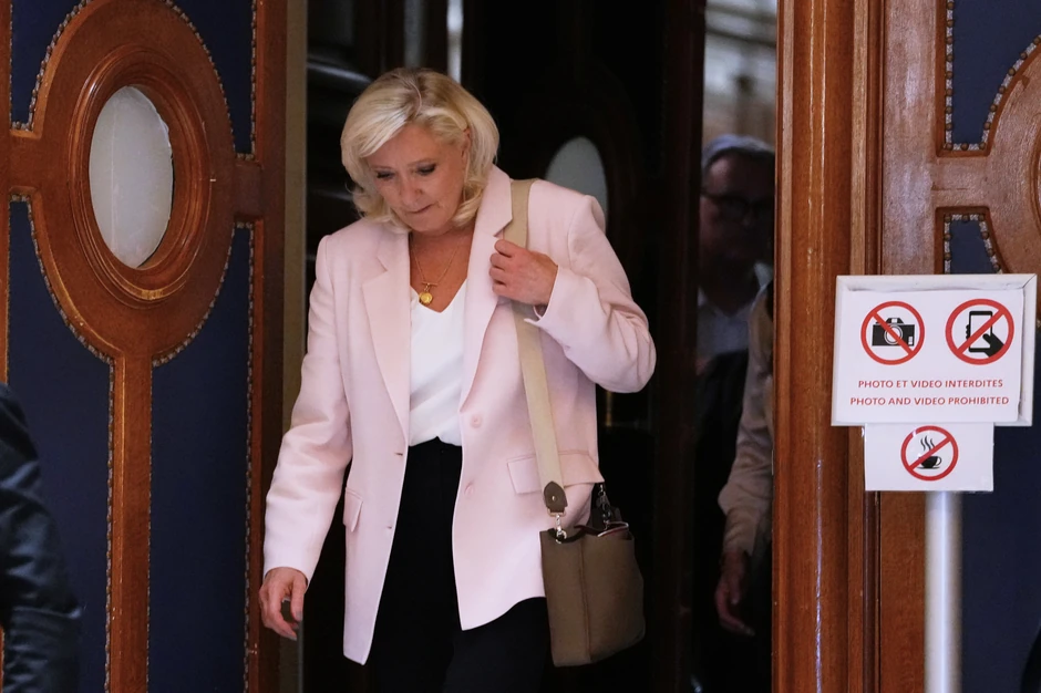 Marin Le Pen izlazi iz sudnice u Parizu 7. jula