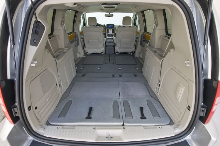 Bagażnik zmieści wiele walizek. Klapa w górę - automatycznie