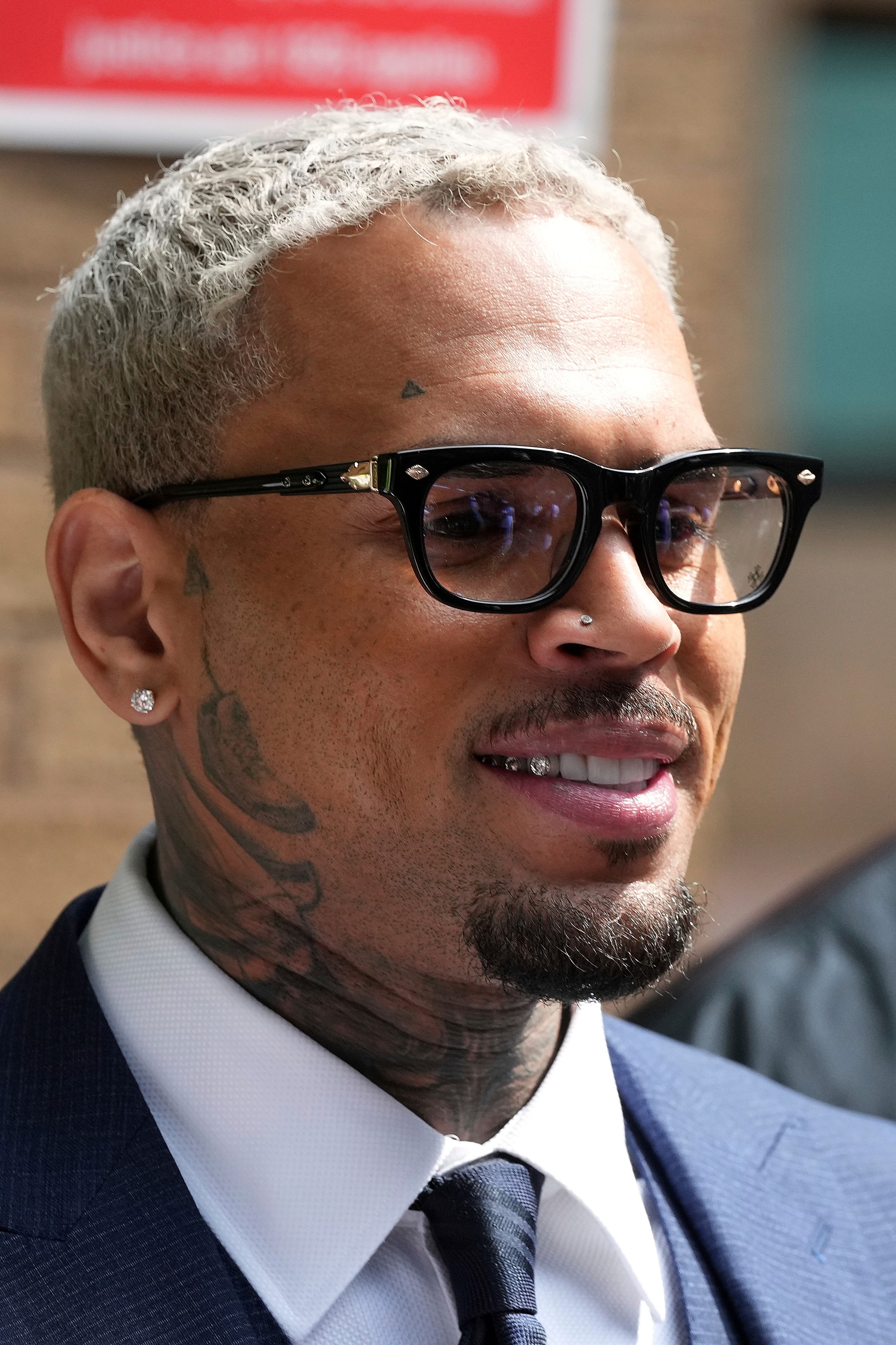Americký spevák Chris Brown pred britským súdom.