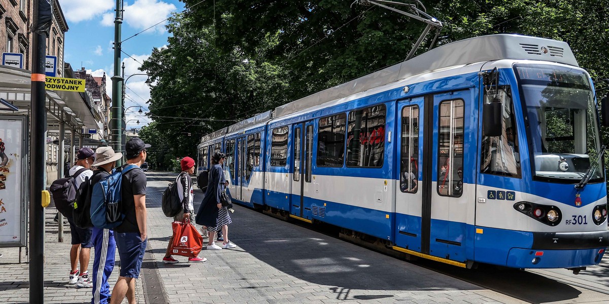 Koniec z darmową komunikacją dla uchodźców.