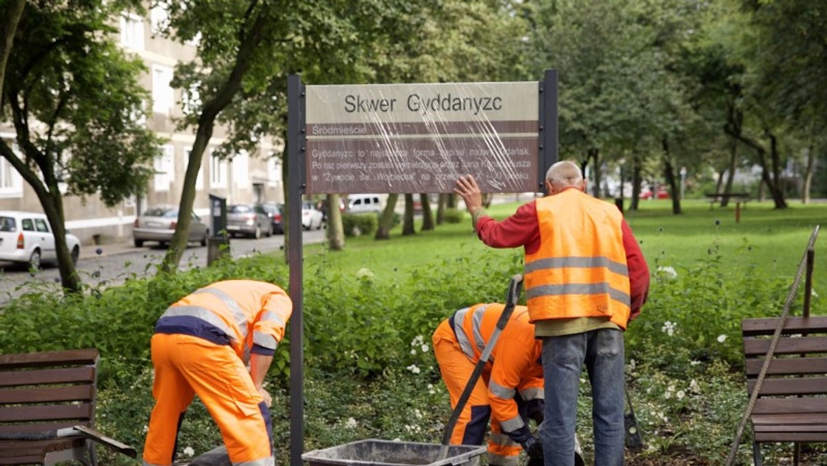 Gdańsk: nowa tablica na dawnym skwerze im. ks. Jankowskiego. "Gyddanyzc"