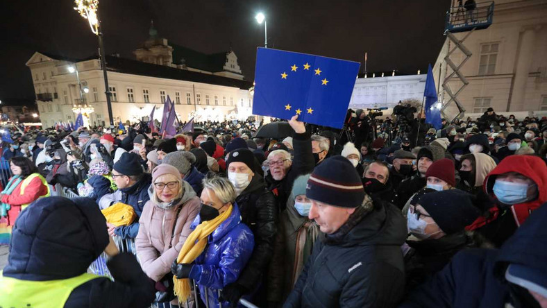 Protest przeciwko lex TVN w Warszawie