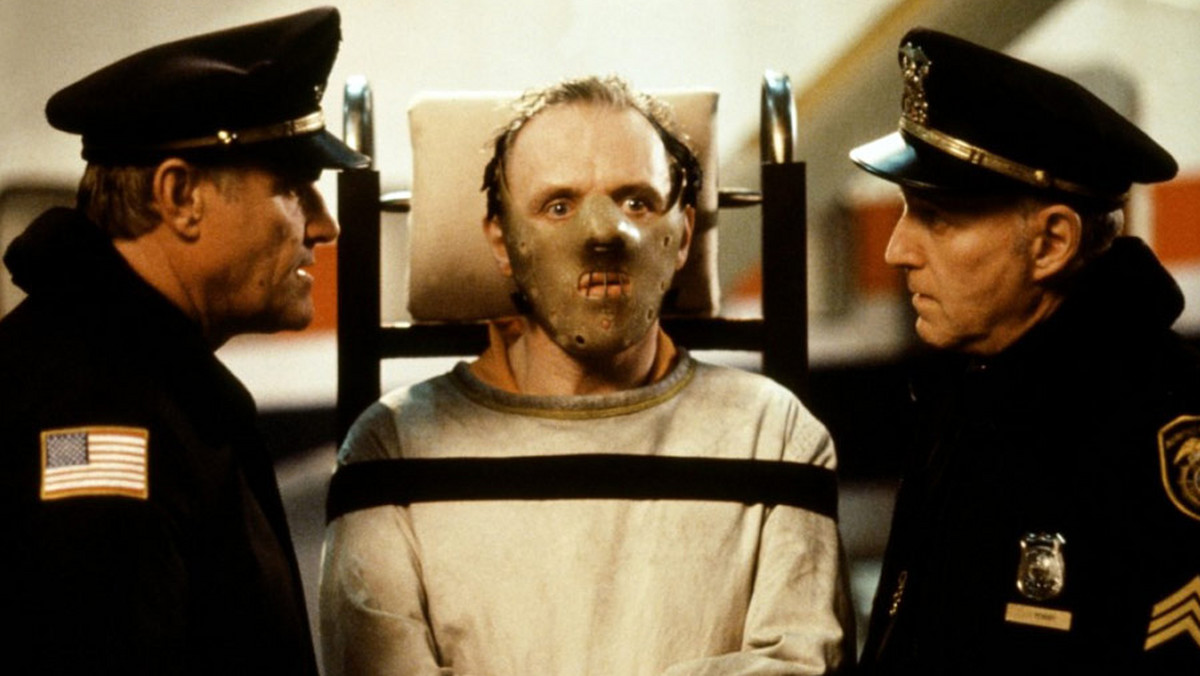 <strong>"Milczenie owiec" ma 30 lat! Thriller z 1991 r. opowiada o sprawie "Buffalo Billa" - seryjnego mordercy wyróżniającego się szczególnym okrucieństwem wobec swoich ofiar, które odziera ze skóry. Agentce FBI, w tej roli Jodie Foster, ma pomóc inny niebezpieczny morderca Hannibal Lecter, grany przez Anthonyego Hopkinsa. Obie role przyniosły aktorom Oscary, a film wszedł już do kanonu światowej kinematografii. Oto czego nie wiecie o "Milczeniu owiec"! </strong>