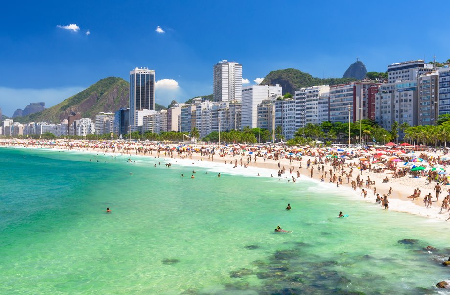 Rio de Janeiro słynie nie tylko z kolorowego festialu, ale również i z piaszczystych plaż, np. Leblon Beach oraz słynnej Ipanemy, która jest z kolei przedłużeniem Copacanbany.