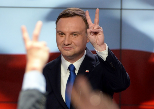 Warszawa, 10.05.2015. Kandydat PiS Andrzej Duda w sztabie, podczas wieczoru wyborczego w Warszawie, 10 bm. Zakończyło się głosowanie w wyborach prezydenckich. Według wstępnych sondaży Andrzej Duda (34,8 proc.) i Bronisław Komorowski (32,2 proc.) zmierzą się w II turze. (mr) PAP/Jacek Turczyk