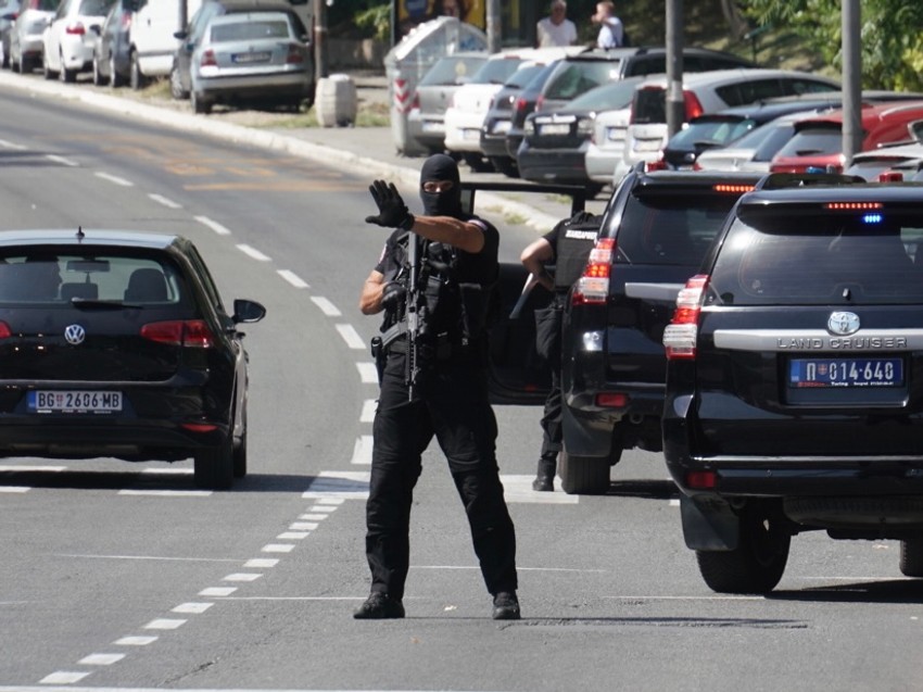 Pripadnici MUP zaustavljaju saobraćaj da optuženi uđu u zgradu Specijalnog suda 