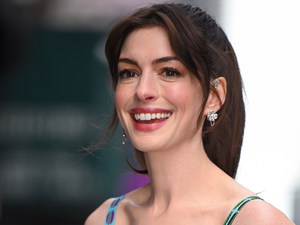Anne Hathaway élete legszebb ruhájában ragyog a vörös szőnyegen
