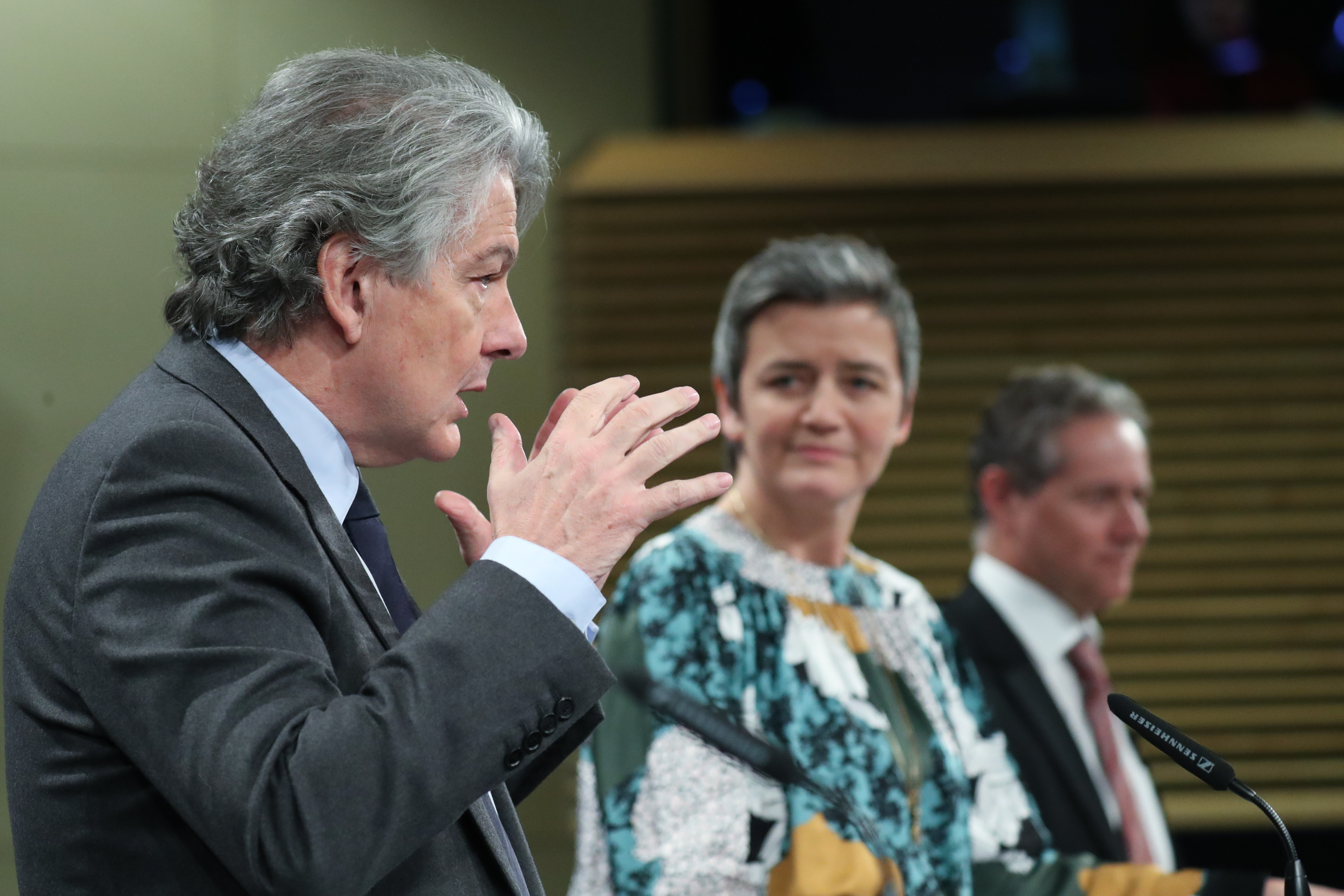 Huawei e ZTE nel mirino dell'UE: nuove regole cyber per 18 settori critici