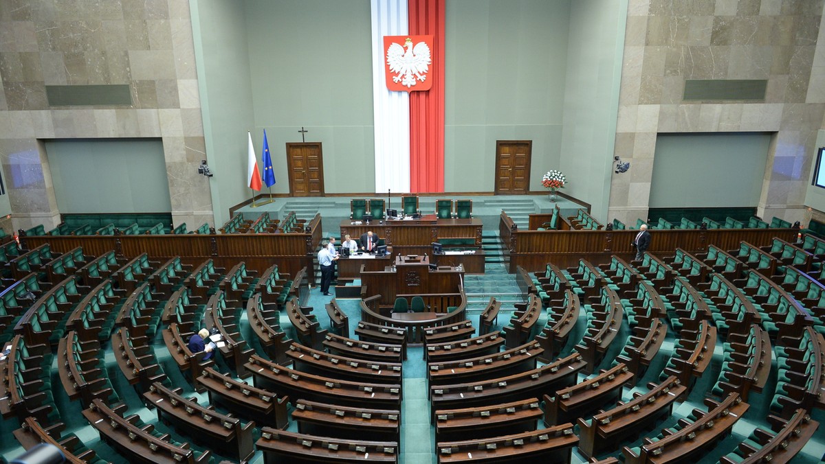 Zwiększa się przewaga PiS nad PO. Gdyby wybory odbyły się w minioną niedzielę na Zjednoczoną Prawicę – sojusz PiS, Polski Razem i Solidarnej Polski – zagłosowałoby 38 proc., a na Platformę 23 proc. – wynika z sondażu IBRiS "Rzeczpospolita".