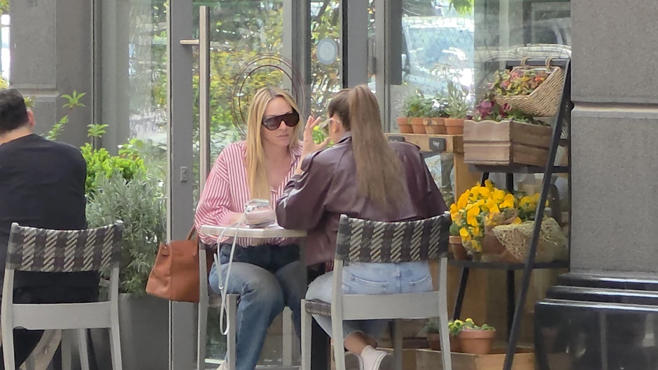 Luna i Anabela u kafiću