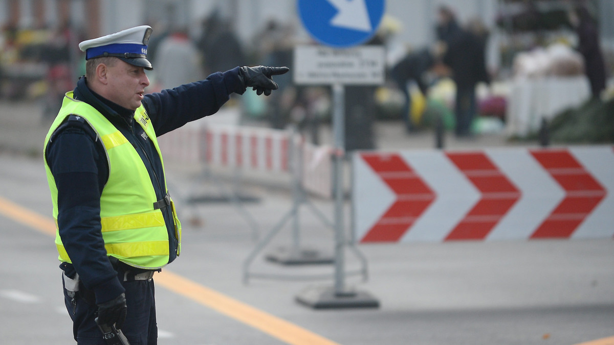 Po dwóch dniach świątecznego weekendu mamy 150 wypadków, w których co najmniej 21 osób zginęło, a 180 zostało rannych. Funkcjonariusze policji apelują o ostrożną jazdę. Policyjna akcja "Znicz 2015" będzie trwać do poniedziałku.