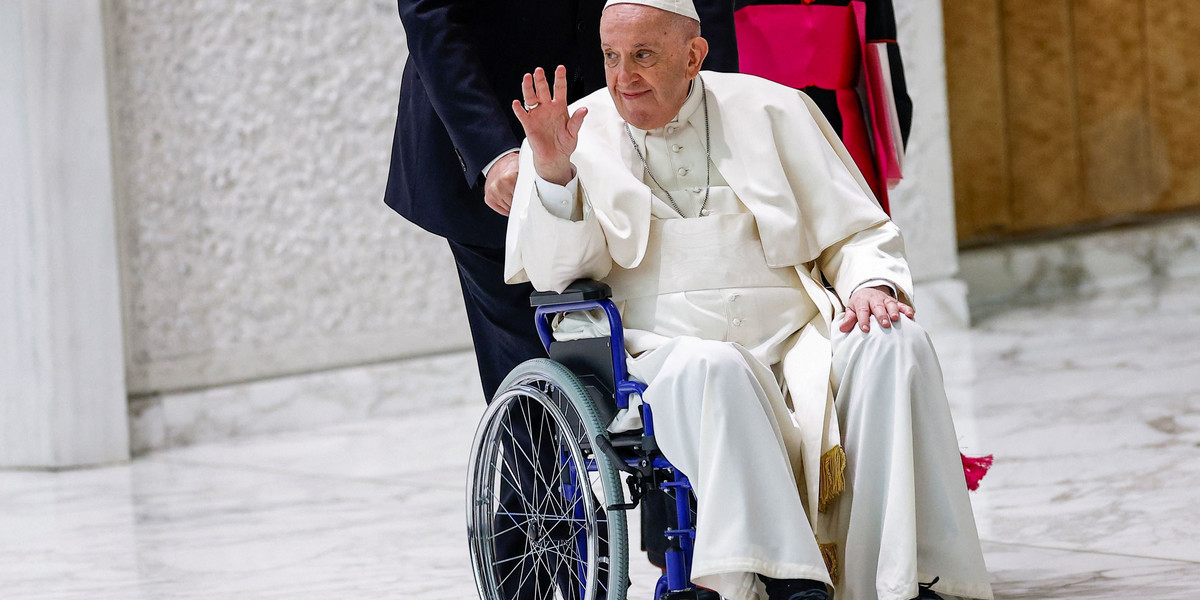 Papież Franciszek (85 l.) na wózku inwalidzkim z powodu bólu prawego kolana - Watykan, 5 maja teg roku 