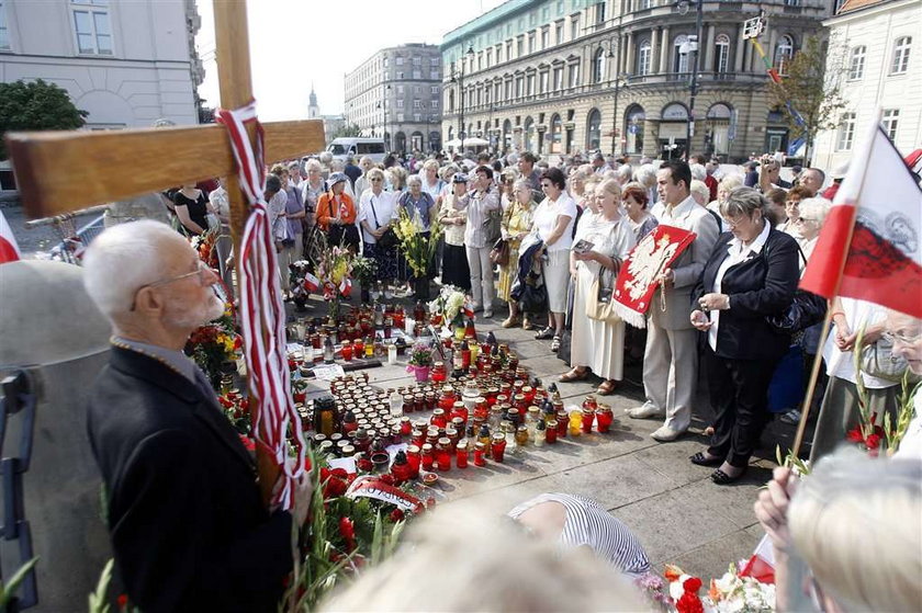 Pod krzyż ruszył PiS