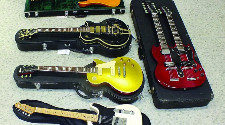 A gitárok darabja már több évtizede is több millió forintot ért / Fotó: police.hu
