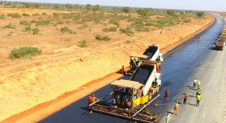 AGEROUTE-présente-les-travaux-de-lautoroute-Saint-Louis-Tivaoune-Dakar